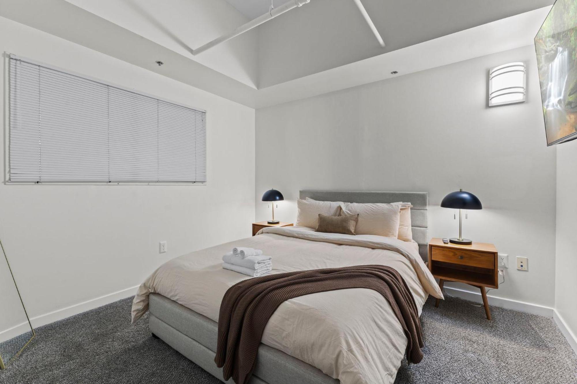Indy Urban Nest - Sleeps 8 - Skywalk Access - Convention Center Indianapolis Bagian luar foto