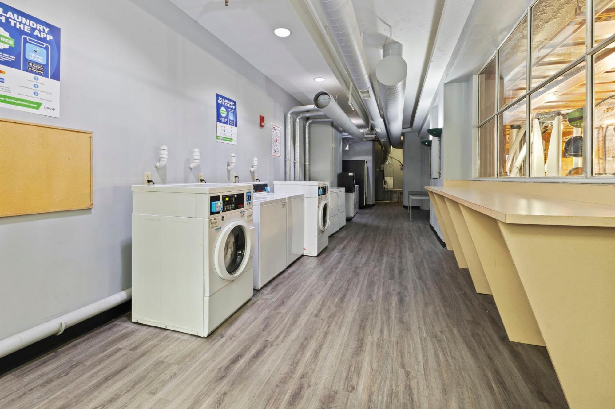 Indy Metro Stay - Sleeps 8 - Skywalk Access - Monument Circle Indianapolis Bagian luar foto