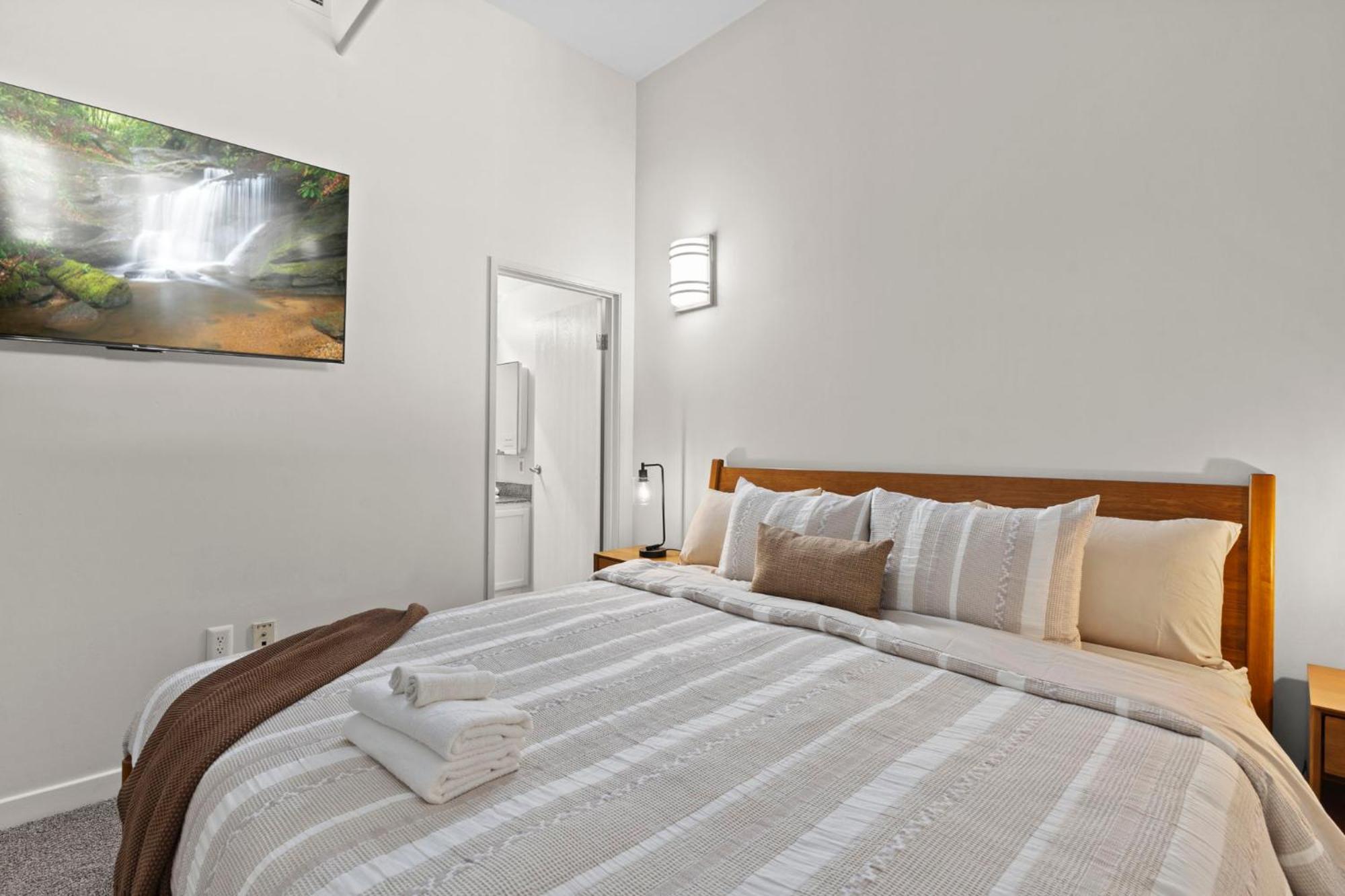 Indy Metro Stay - Sleeps 8 - Skywalk Access - Monument Circle Indianapolis Bagian luar foto