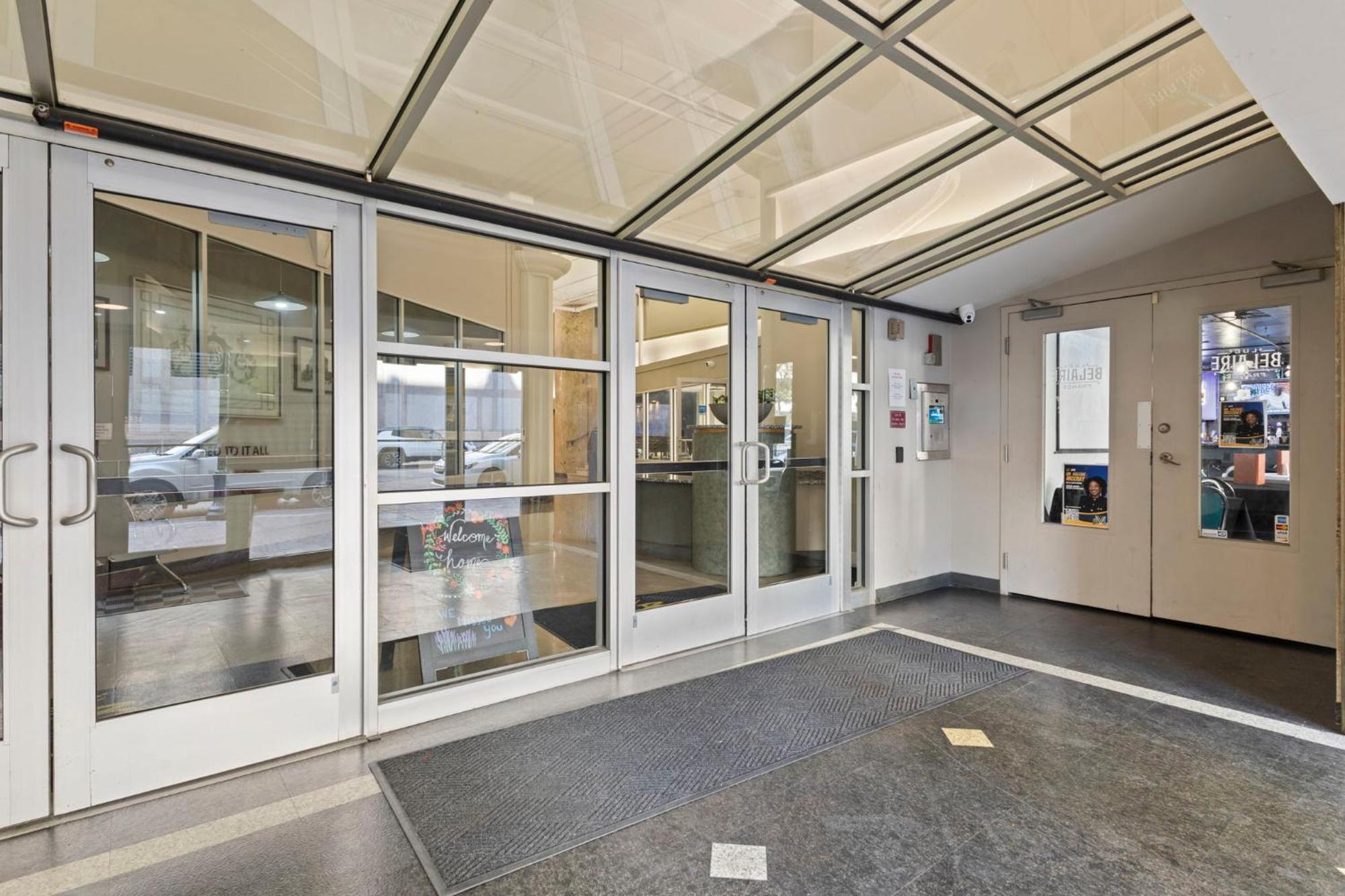 Indy Metro Stay - Sleeps 8 - Skywalk Access - Monument Circle Indianapolis Bagian luar foto