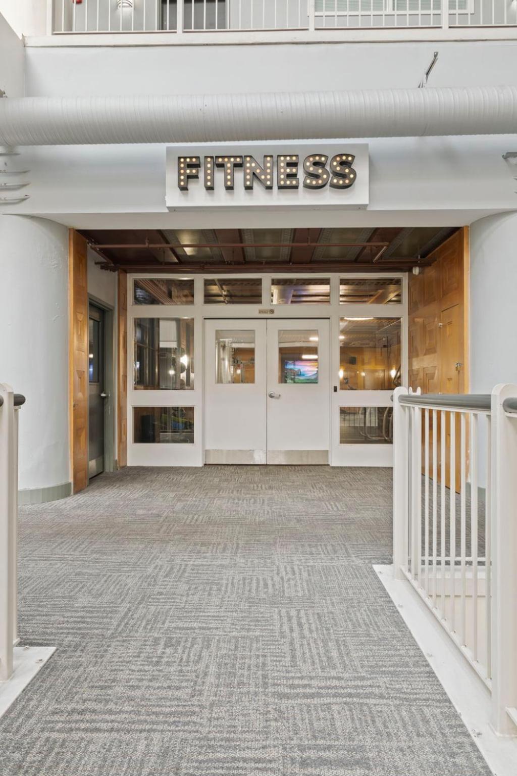 Indy Metro Stay - Sleeps 8 - Skywalk Access - Monument Circle Indianapolis Bagian luar foto