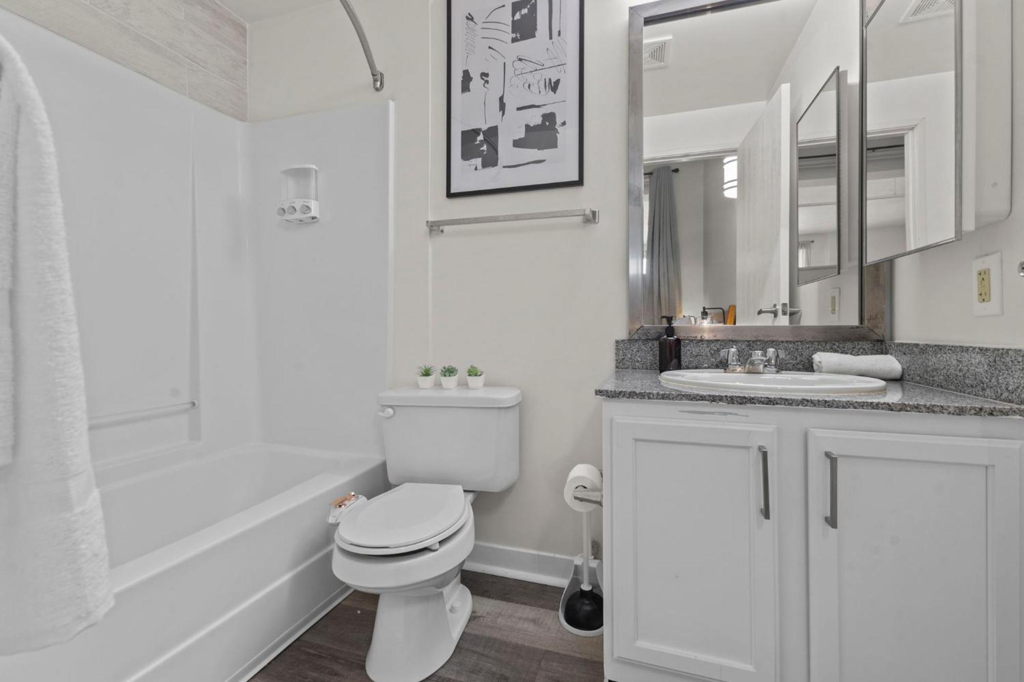 Indy Metro Stay - Sleeps 8 - Skywalk Access - Monument Circle Indianapolis Bagian luar foto