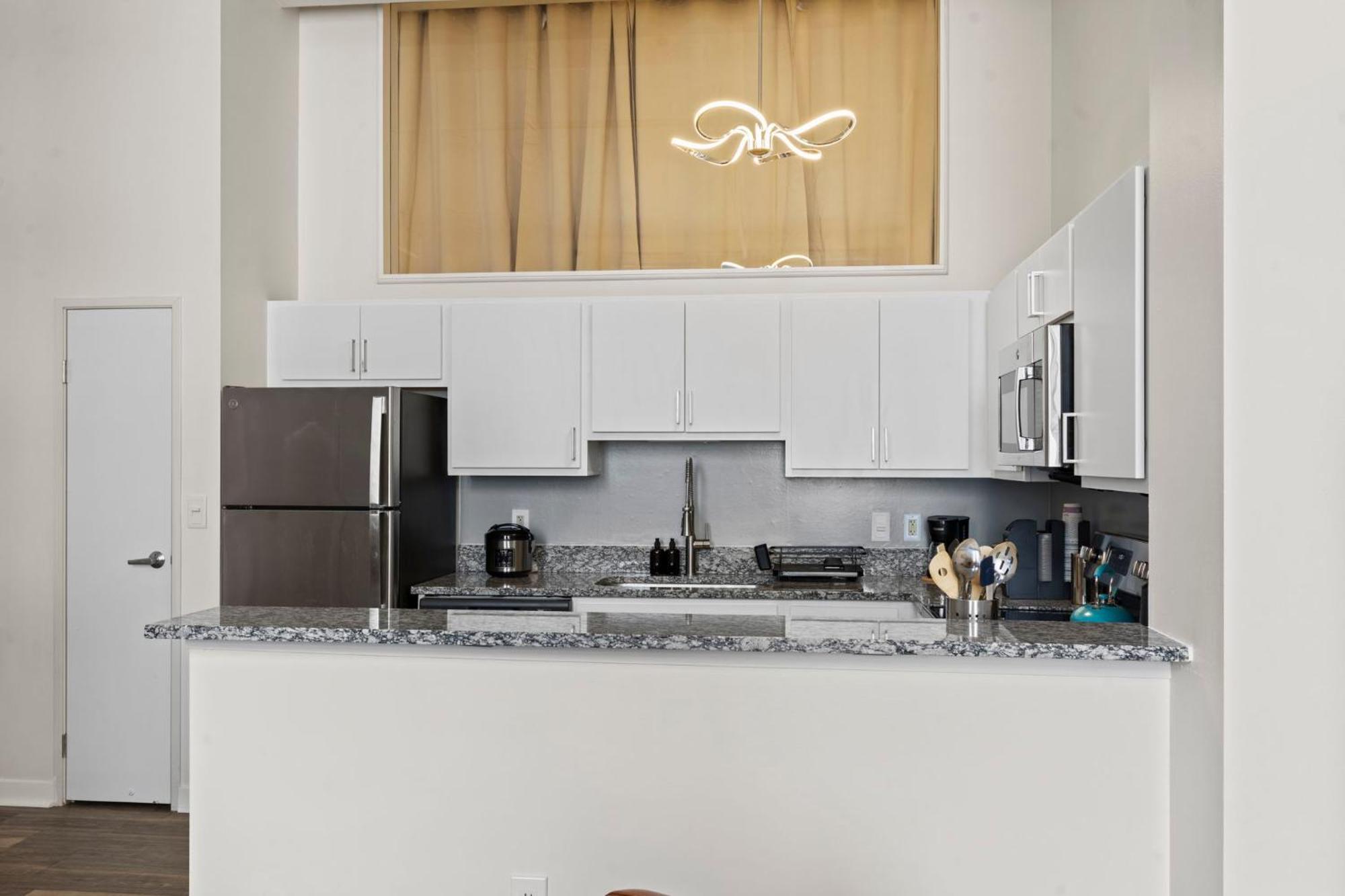 Indy Metro Stay - Sleeps 8 - Skywalk Access - Monument Circle Indianapolis Bagian luar foto