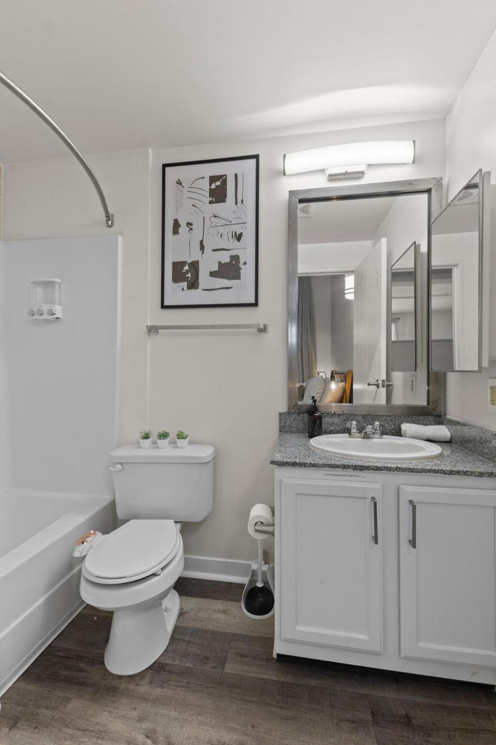 Indy Metro Stay - Sleeps 8 - Skywalk Access - Monument Circle Indianapolis Bagian luar foto