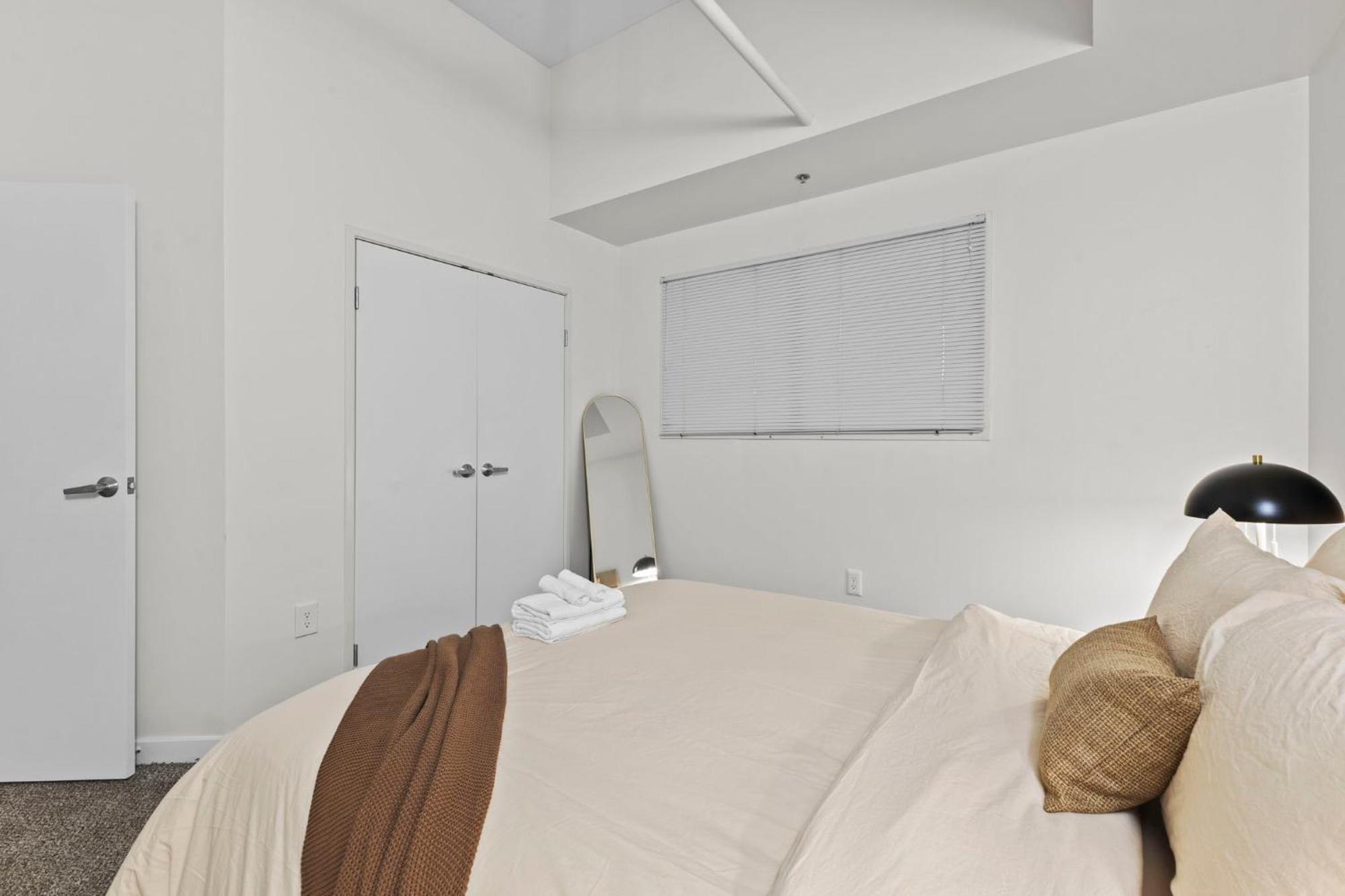 Indy Metro Stay - Sleeps 8 - Skywalk Access - Monument Circle Indianapolis Bagian luar foto