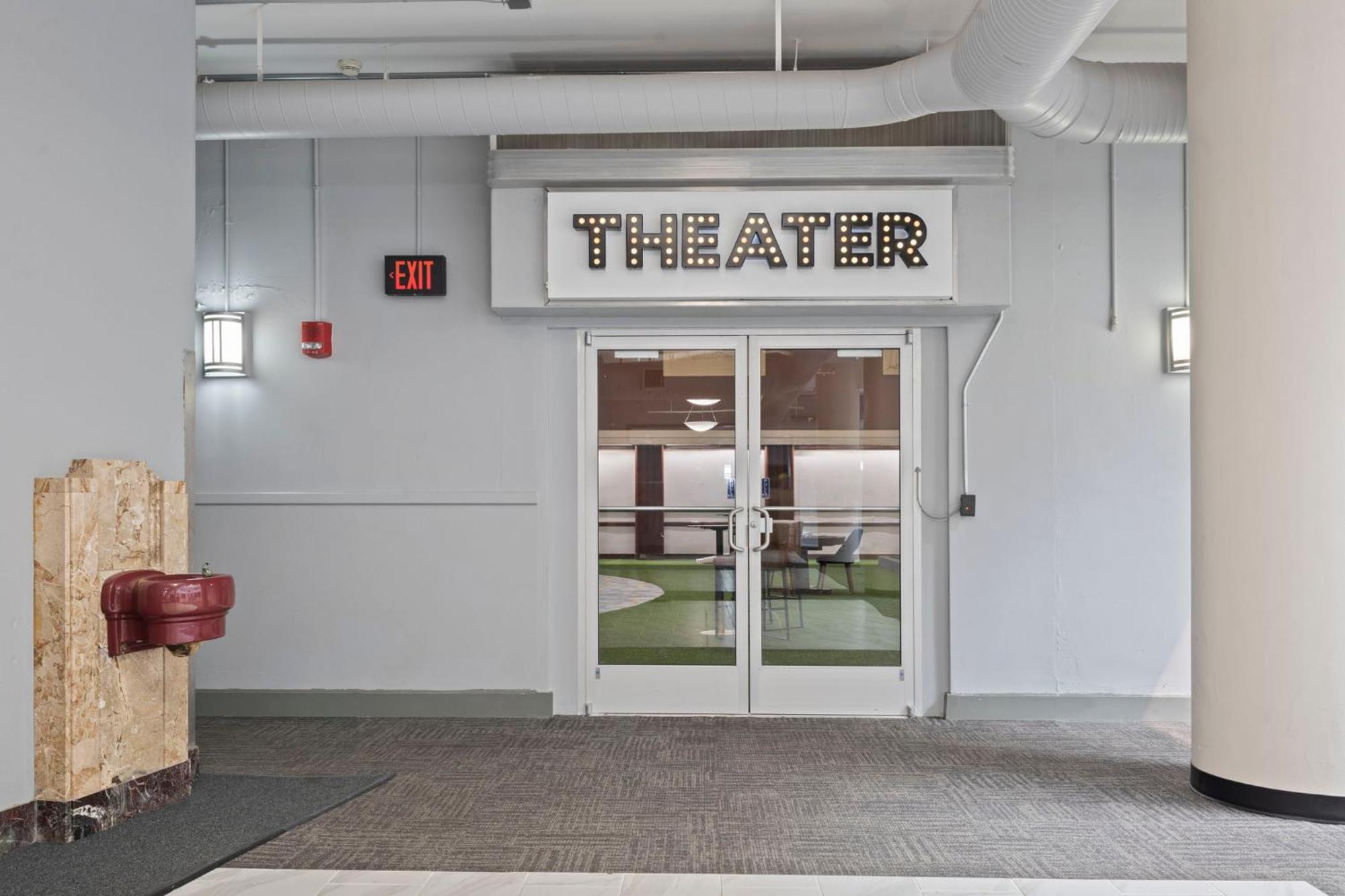 Indy Metro Stay - Sleeps 8 - Skywalk Access - Monument Circle Indianapolis Bagian luar foto